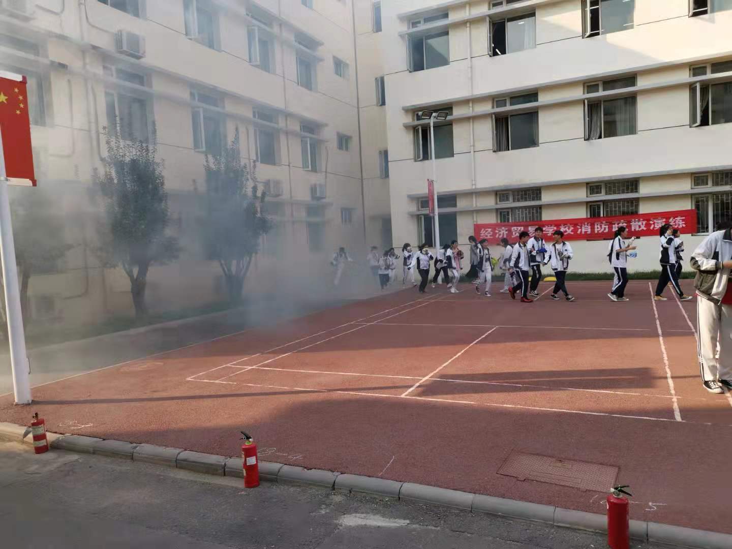 经贸学校组织安全应急疏散演练(图1)