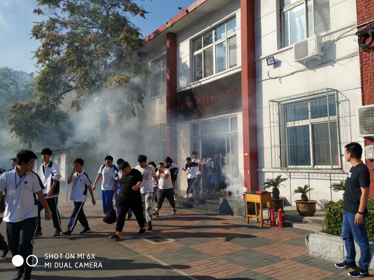 经贸学校组织安全应急疏散演练(图2)