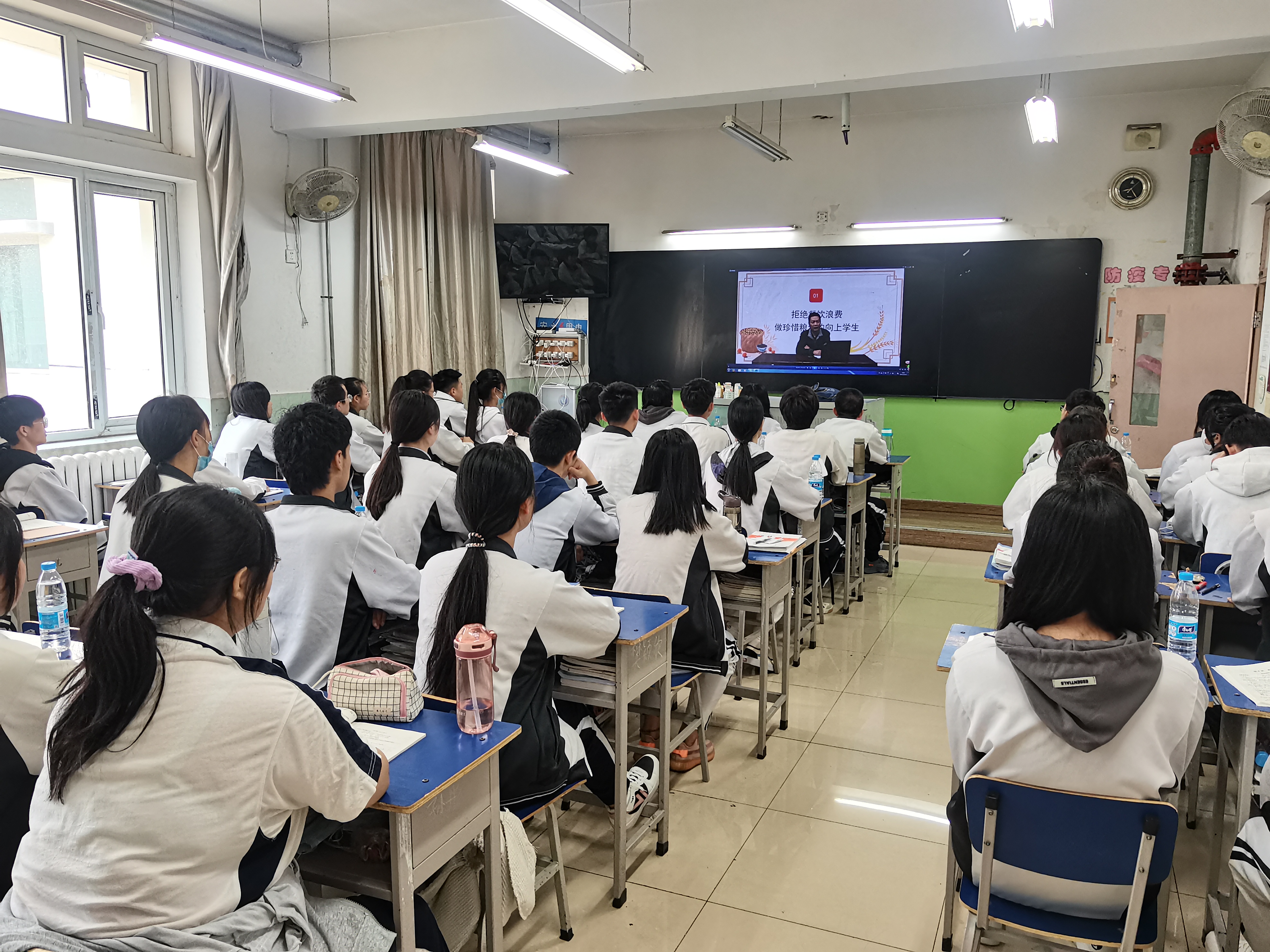 节粮惜粮 从我做起 -- 经贸学校组织开展世界粮食日主题系列活动(图1)