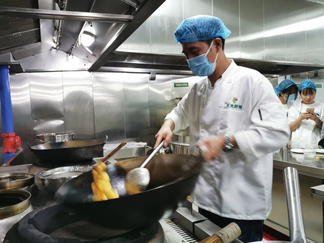 封闭管理保安全 课余活动暖心间——入驻全封闭式校园党员干部侧记(七)(图4) 封闭管理保安全 课余活动暖心间——入驻全封闭式校园党员干部侧记(七)(图4)