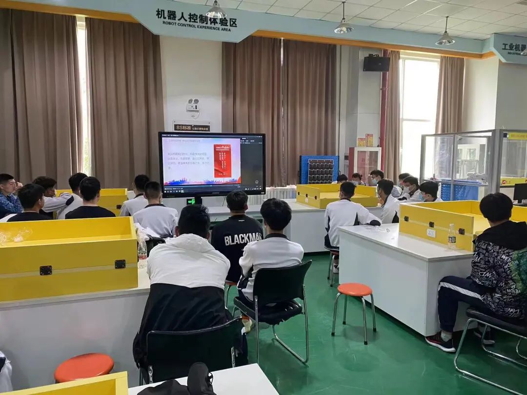 擦亮奋斗底色 成就出彩人生——学校党委书记张杰为全校学生讲授开学第一课(图2) 擦亮奋斗底色 成就出彩人生——学校党委书记张杰为全校学生讲授开学第一课(图2)