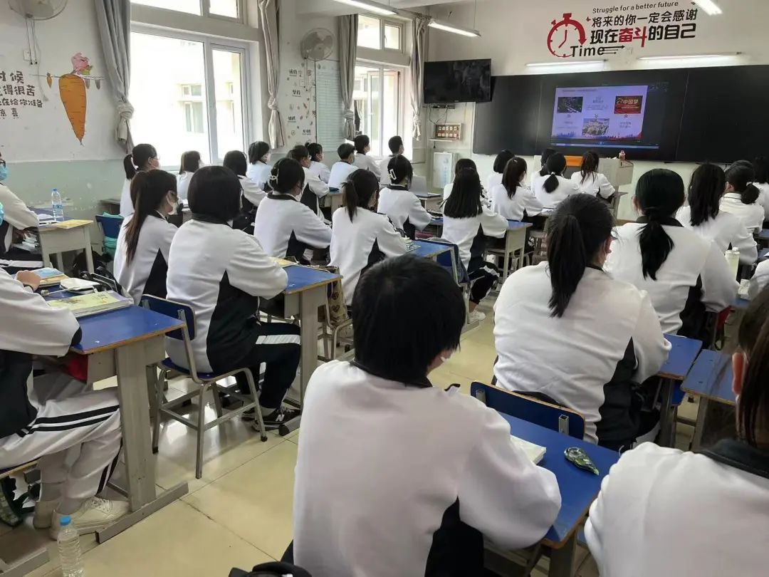 擦亮奋斗底色 成就出彩人生——学校党委书记张杰为全校学生讲授开学第一课(图3) 擦亮奋斗底色 成就出彩人生——学校党委书记张杰为全校学生讲授开学第一课(图3)