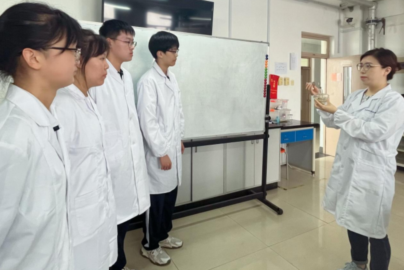 筑牢安全意识 增强应急本领——食品工程系组织开展实验室危化品处置应急演练(图1)