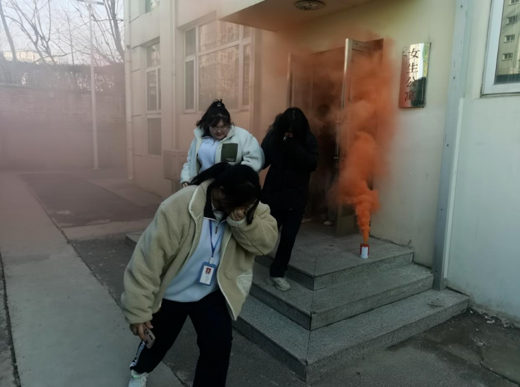 珍爱生命 防患未然——学校组织开展消防疏散演练活动(图1)