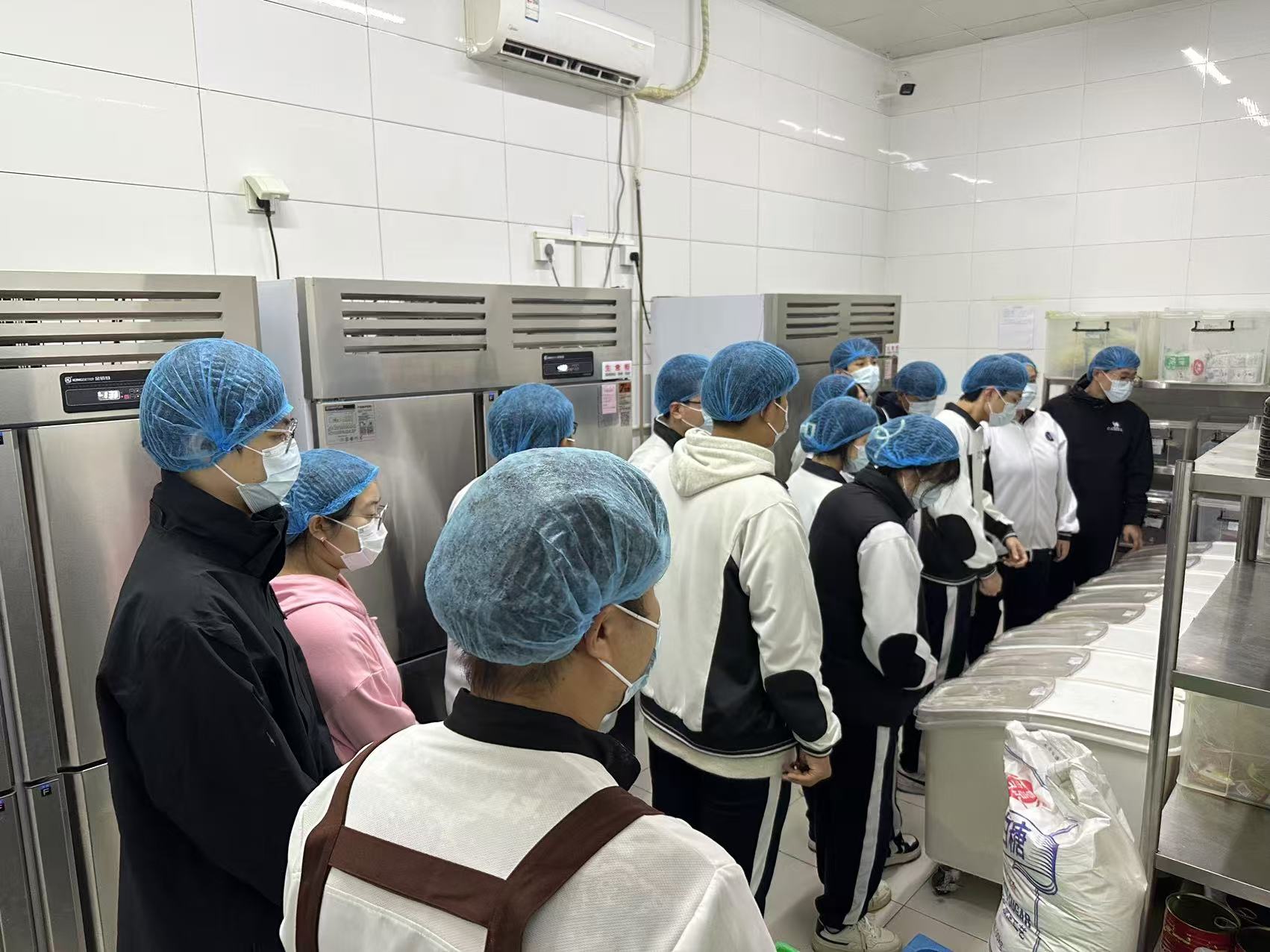 守护学生“舌尖上的安全”——学校组织开展食堂食品安全沉浸式体验活动