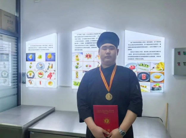 【榜样·领航】用热爱与执着练就扎实专业技能——记2024 年天津市“海河工匠”杯职业技能竞赛西餐烹饪赛项第三名获得者 李志昊(图1)