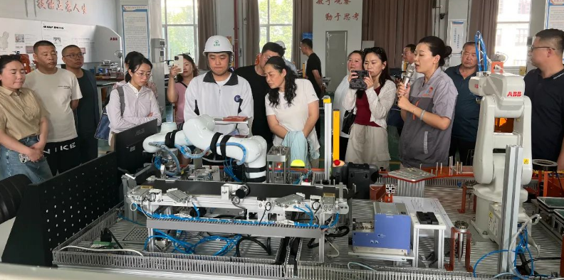 深化交流 筑梦同行——学校接待锡林郭勒盟教育系统领导专家一行(图1)