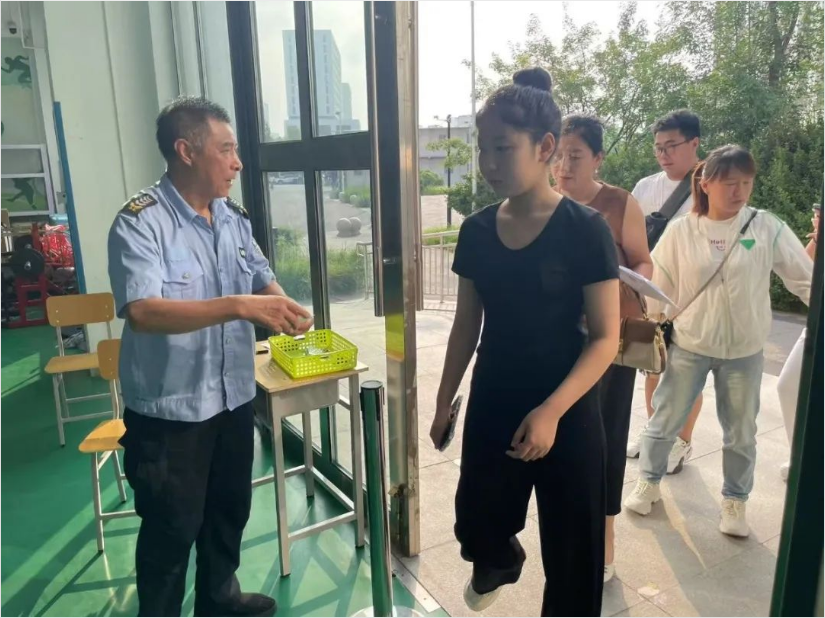 学校顺利完成2025级普通中专新生预报到工作(图4)